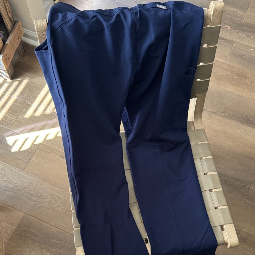 Figs women’s Navy Pants - Picture 3 of 4